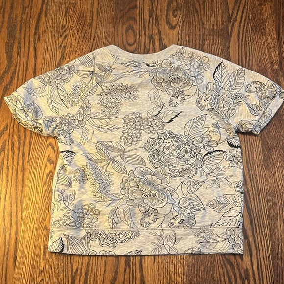🐘LIKE NEW SHORT SLEEVE SWEATSHIRT🐘 - Picture 2 of 2